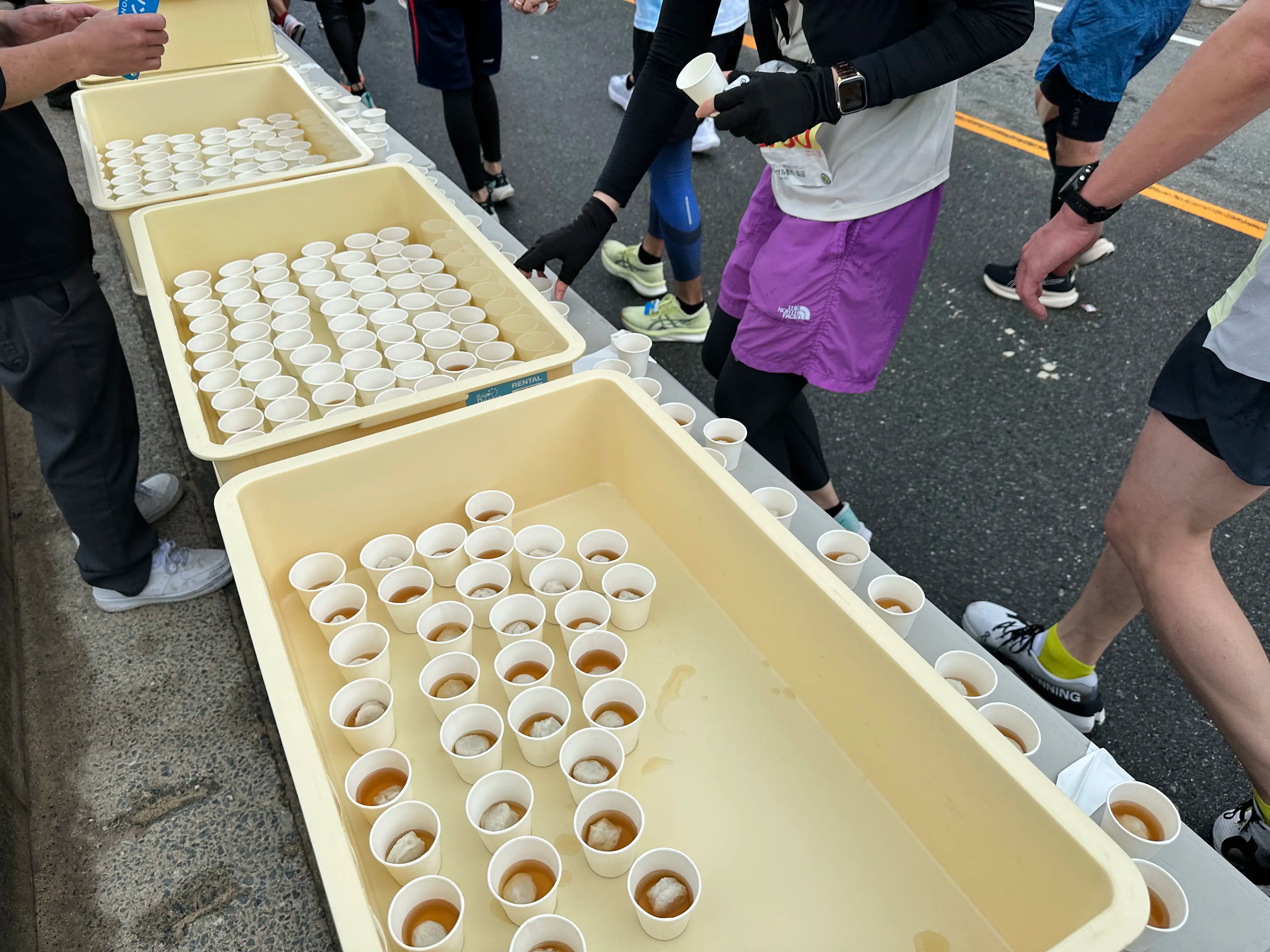 【福岡マラソン2025】第9給水所で「太刀つみれ汁」を2,000食提供しました!