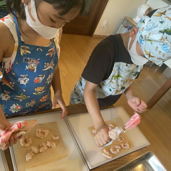 すり身を子どもの料理教室「こびとの台所」で