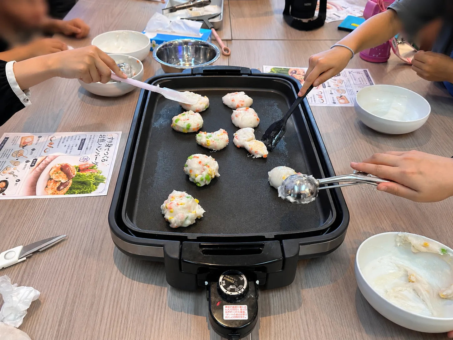 子どもたちに練り物体験教室を開催しました｜ギョロッケがつないだ地域との交流